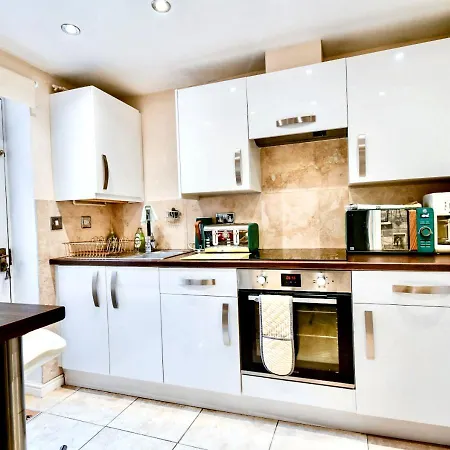 Cosy Garden Flat, Private Hot Tub&four Poster Bed Apartment *