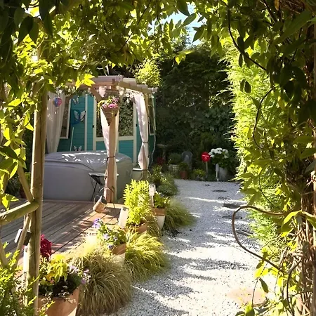 Cosy Garden Accommodation, Private Hot Tub & Four Poster Bed Διαμέρισμα *