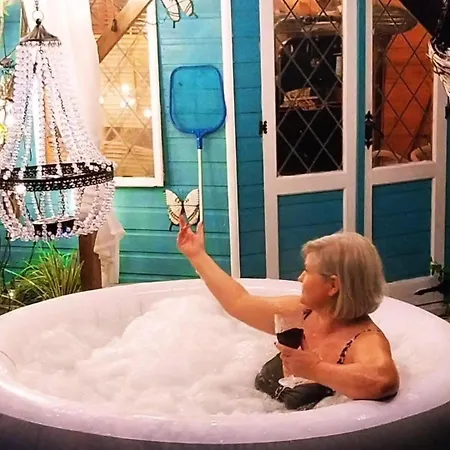 Apartman Cosy Garden Accommodation, Private Hot Tub & Four Poster Bed *