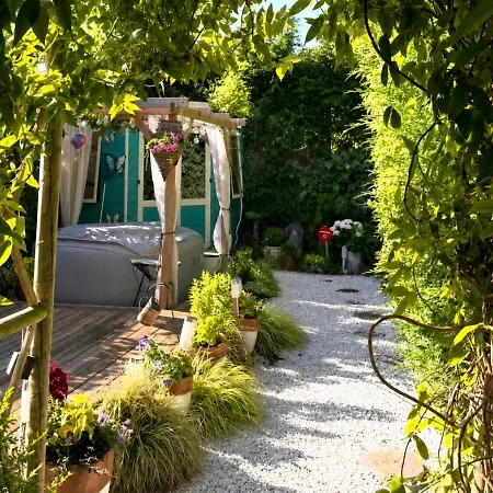 Cosy Garden Accommodation, Private Hot Tub & Four Poster Bed Apartman