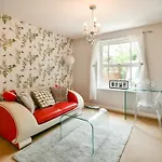 Cosy Garden Accommodation, Private Hot Tub & Four Poster Bed *