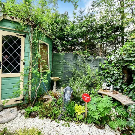 Cosy Garden Flat, Private Hot Tub & Four Poster Bed *