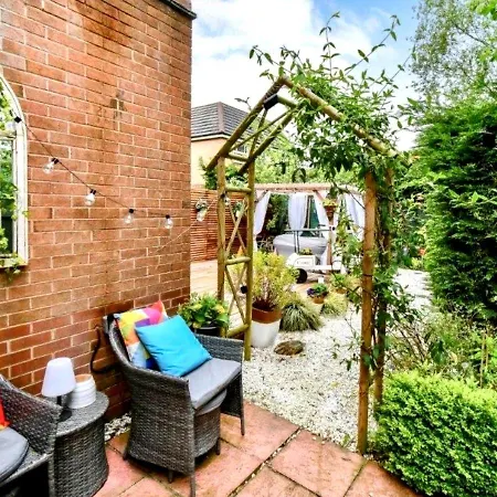 דירה Cosy Garden Flat, Private Hot Tub & Four Poster Bed *
