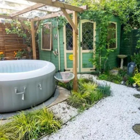 Cosy Garden Flat, Private Hot Tub & Four Poster Bed