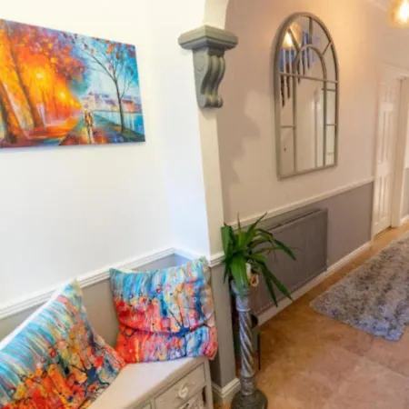 Cosy Garden Flat, Private Hot Tub & Four Poster Bed יורק