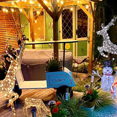 Cosy Garden Flat, Private Hot Tub & Four Poster Bed יורק