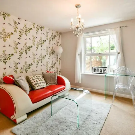 Cosy Garden Flat, Private Hot Tub & Four Poster Bed *