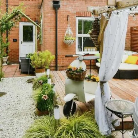 דירה Cosy Garden Flat, Private Hot Tub & Four Poster Bed *