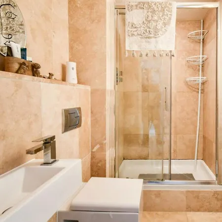 דירה Cosy Garden Flat, Private Hot Tub & Four Poster Bed *